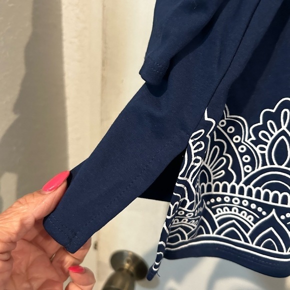 NWOT Alfred Dunner Navy Knit Top with Pink Embroidered Flowers - Picture 7 of 8